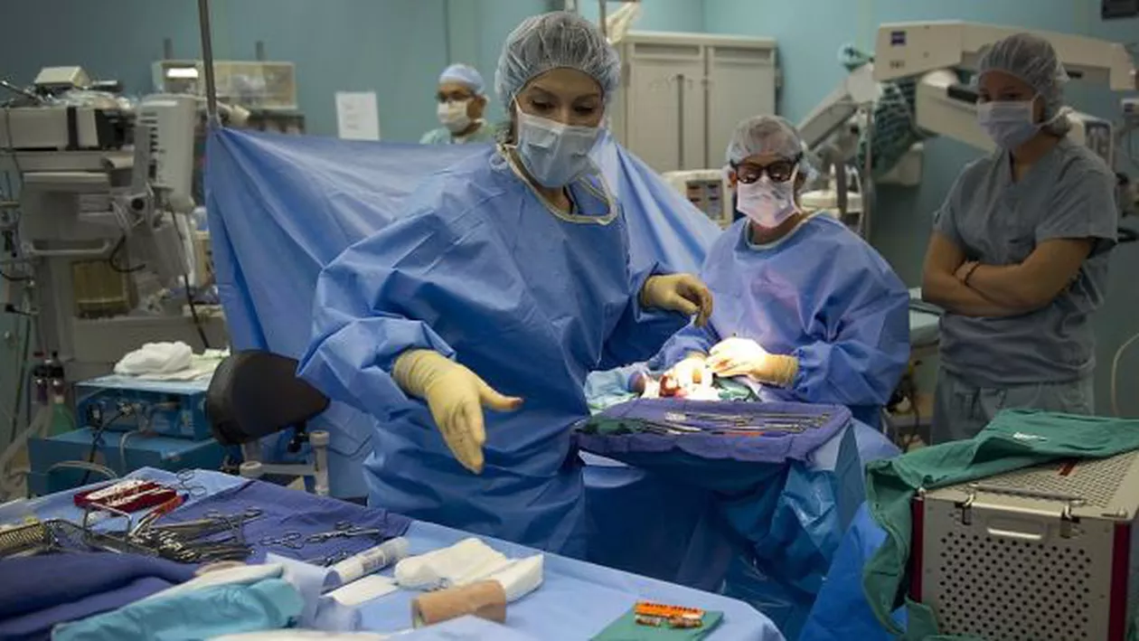 PREMIERĂ NAȚIONALĂ! Medicii au reușit reconstituirea unei părţi din craniul unui pacient