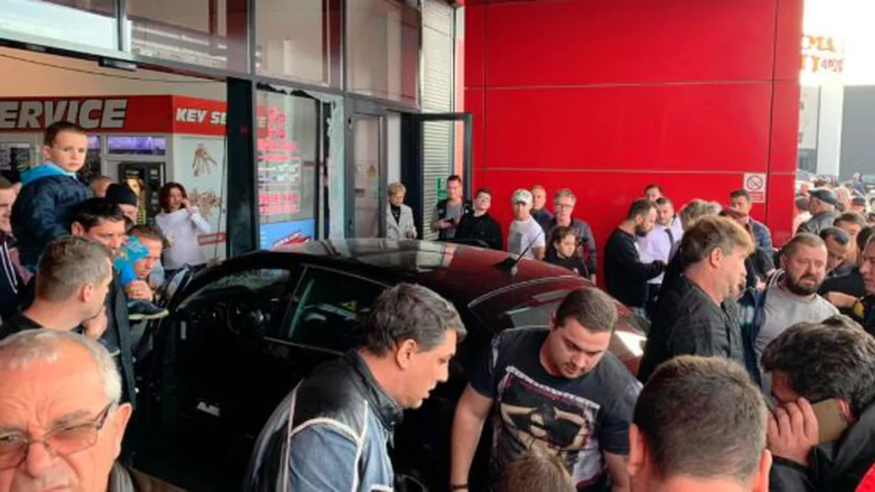 Panică în Brăila! Un tânăr a ÎNJUNGHIAT o persoană, apoi a furat o mașină și a intrat cu ea într-un mall. BILANȚUL VICTIMELOR (FOTO,VIDEO)