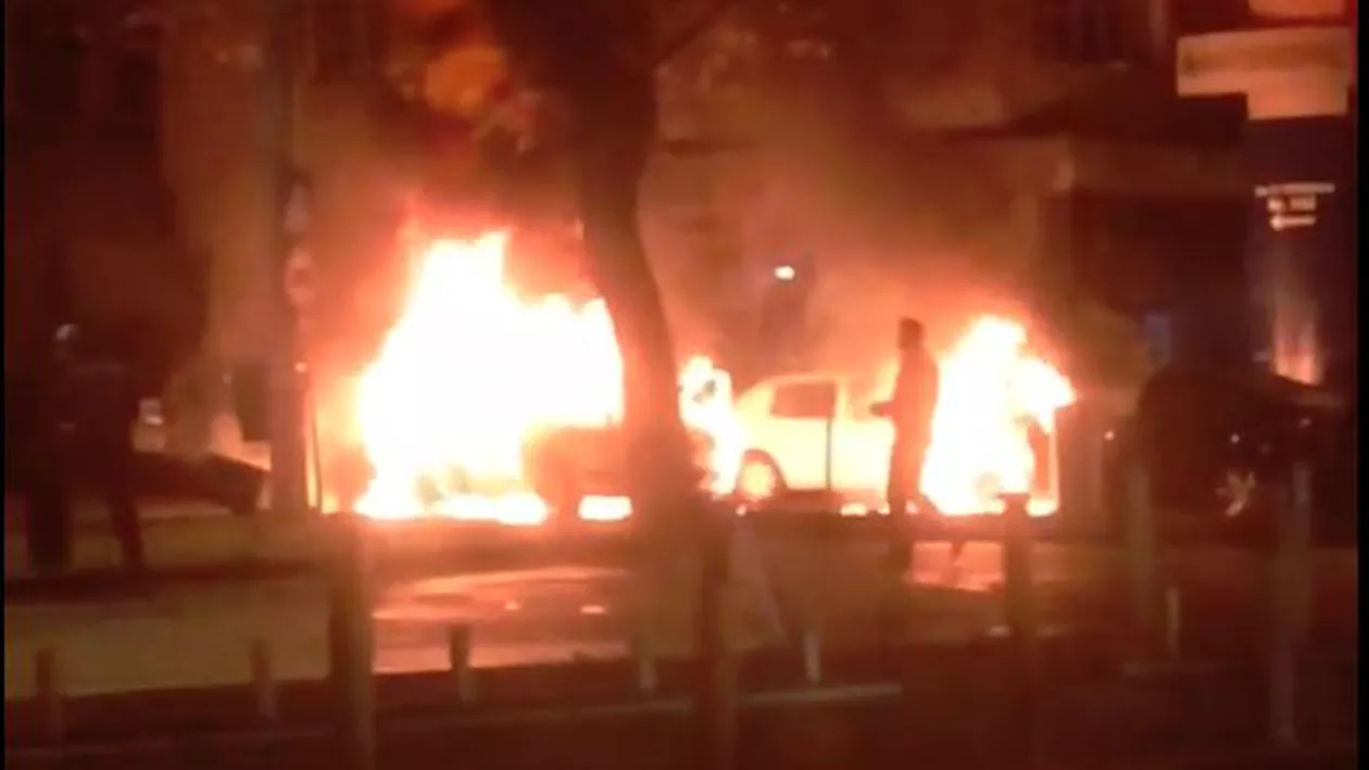 INCENDIU în Capitală! Două maşini, DISTRUSE: Detalii de ULTIMĂ ORĂ (VIDEO)