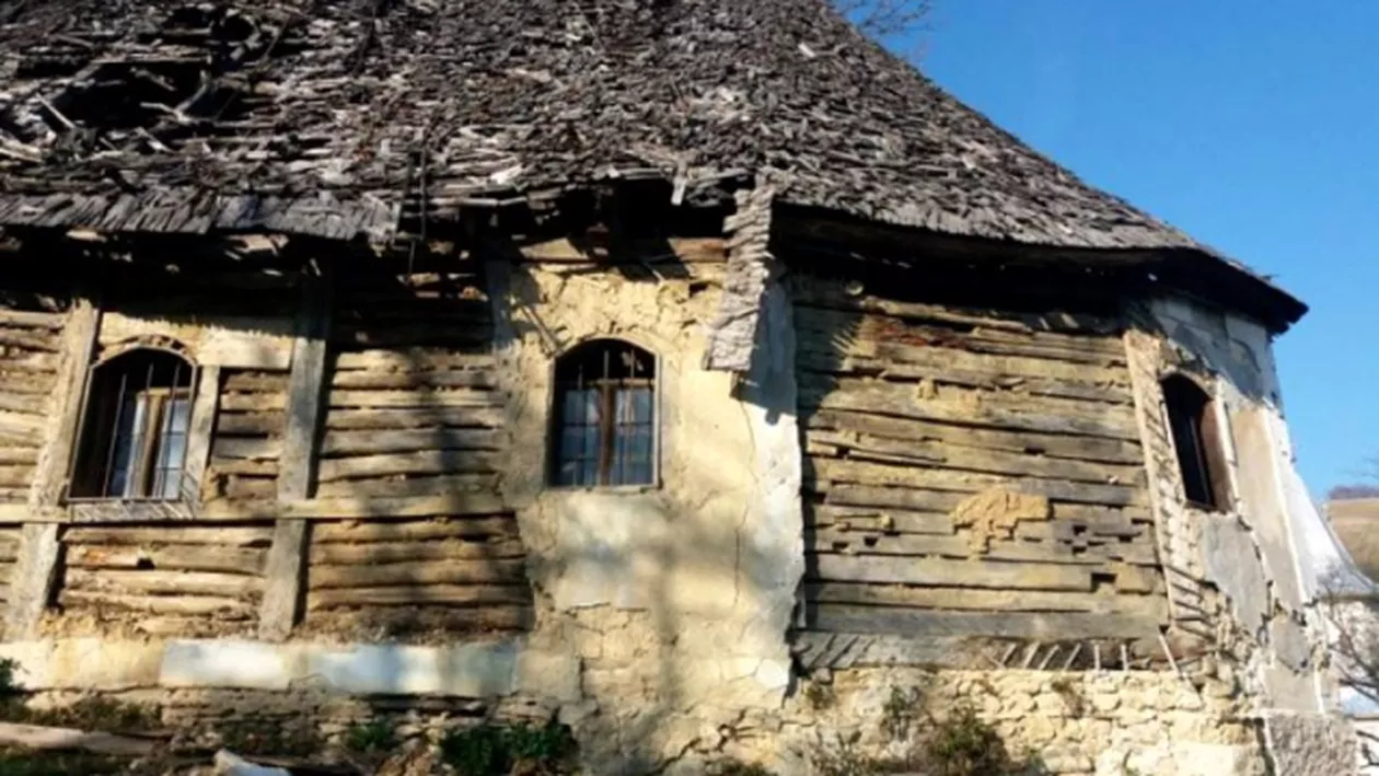 Maramureş: O biserică veche de 200 de ani stă să se prăbuşească. Autorităţile au organizat o chetă publică pentru salvarea ei (FOTO)