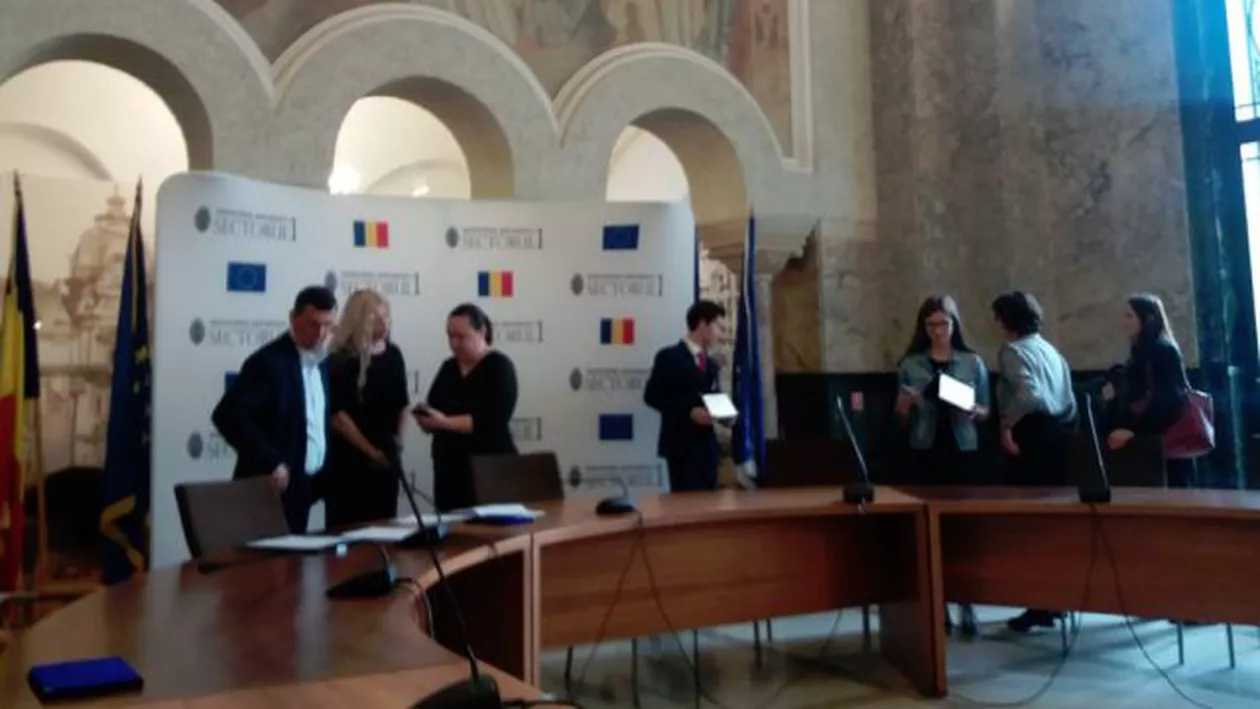 IMAGINEA dezastrului în EDUCAȚIE! NICIUNUL dintre elevii care au luat 10 la BAC NU MAI ESTE ÎN ȚARĂ! Părinții au venit să le ridice premiile de la Primăria Sectorului 1