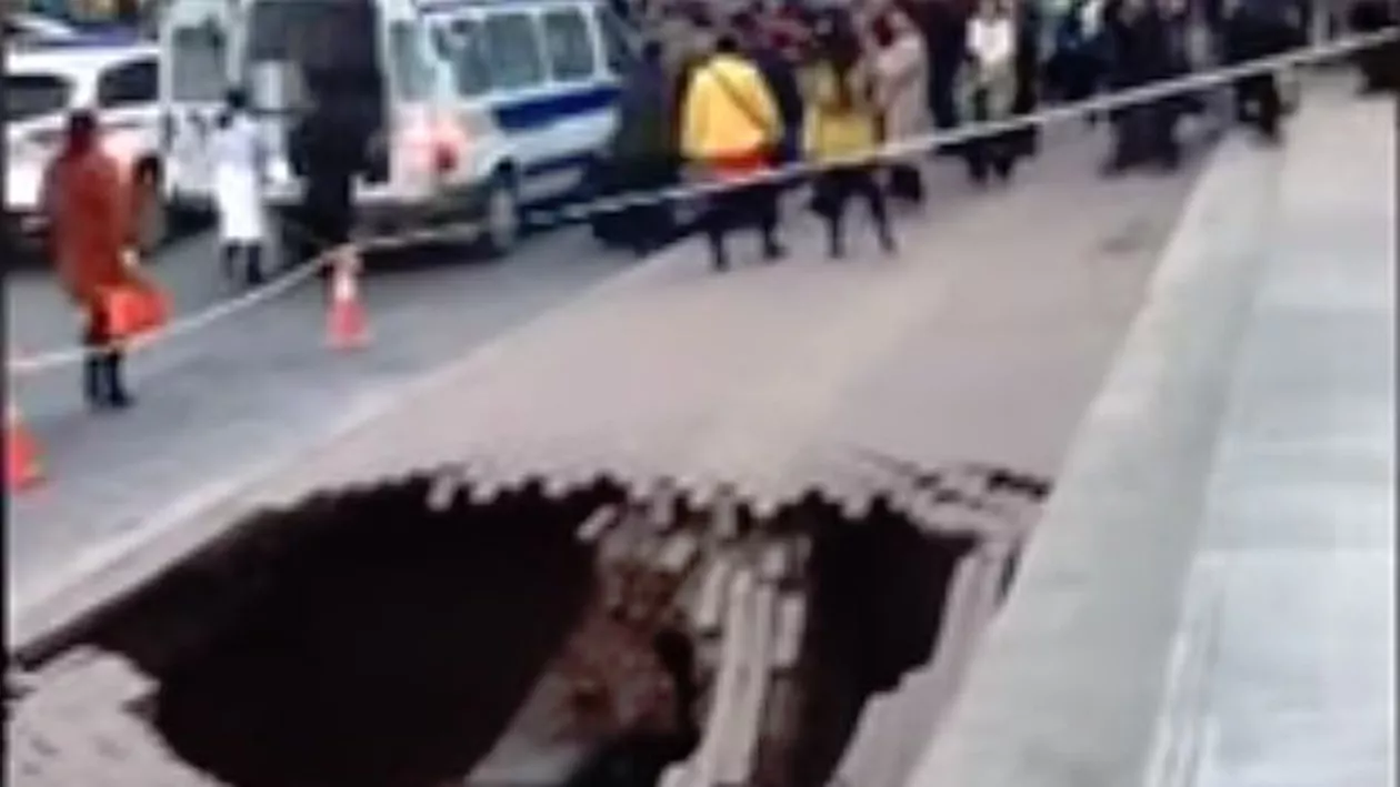 IMAGINI HALUCINANTE: Momentul în care strada se prăbușește chiar sub picioarele unei femei (VIDEO)