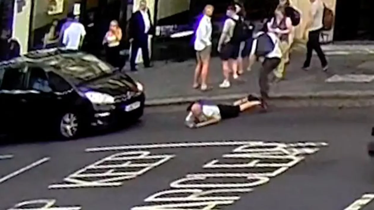 ȘOCANT! Un bărbat a fost ÎMPINS în fața mașinii, pe o stradă aglomerată. Care este motivul.. (VIDEO)