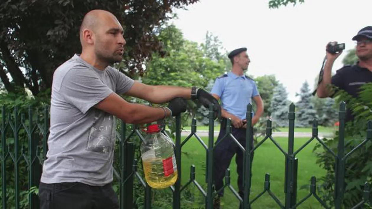 Gest INUMAN: Protestatarul Cristian Dide sărbătorește moartea femeii jandarm spulberată pe trecerea de pietoni alături de copilul ei (FOTO)