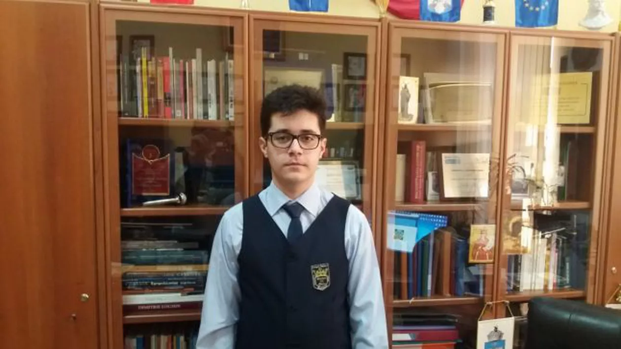 Elevul căruia statul român a refuzat să îi plătească participarea la olimpiada de astrofizică a câștigat argintul. David Turturean a plecat în China cu bani din donații