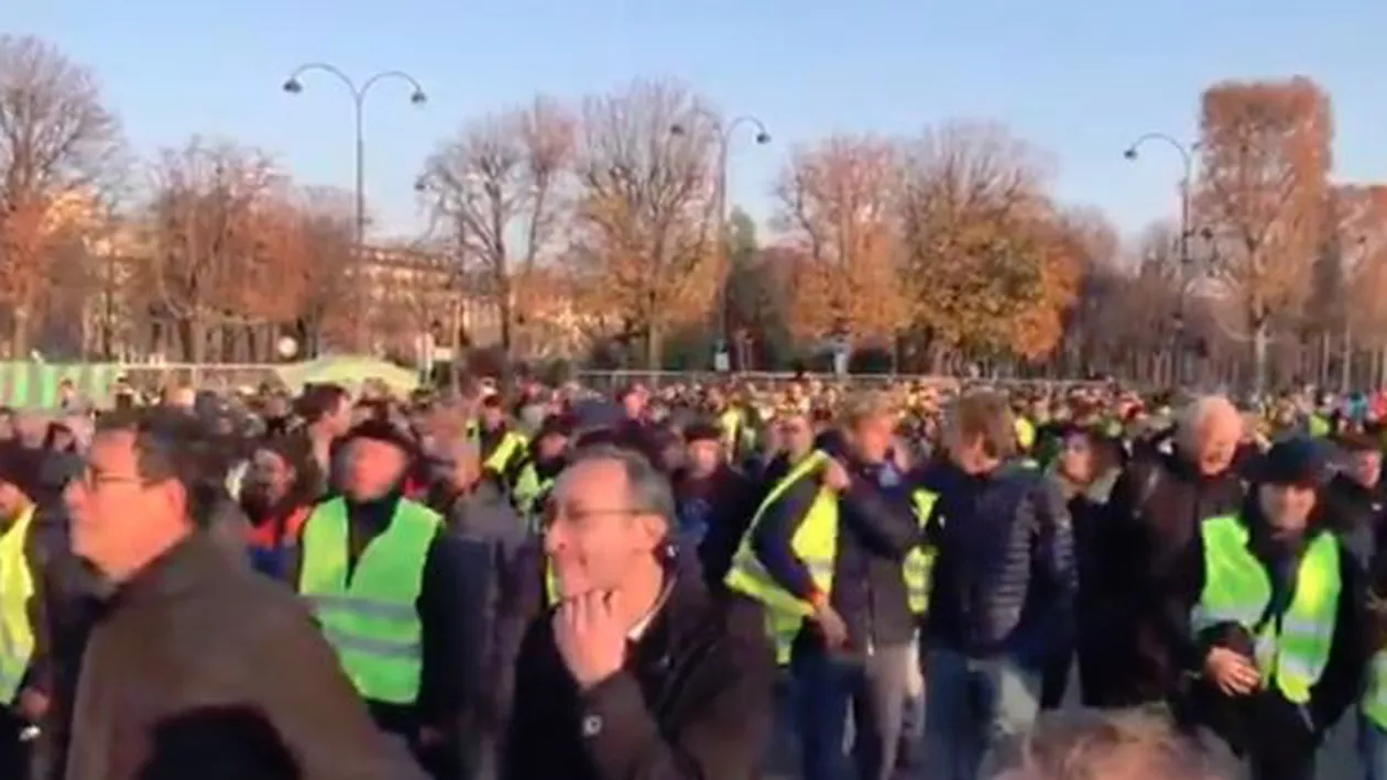 Franța e în fierbere: Sute de mii de oameni au ieșit în stradă. Se cere demisia președintelui (VIDEO)