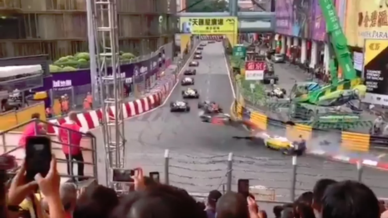 ACCIDENT CUMPLIT în Formula 3 produs de o tânără de 17 ani: Imaginile sunt greu de privit! 5 persoane au fost grav rănite (VIDEO)