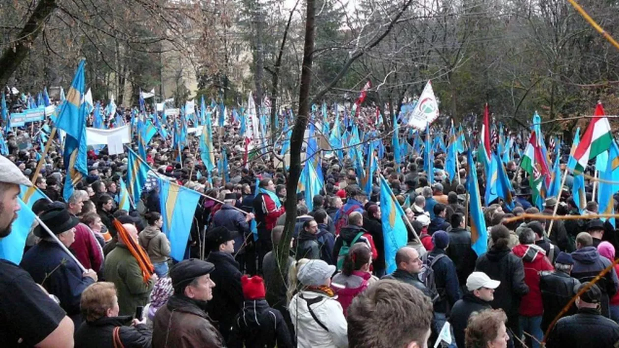Sfântu Gheorghe: Mii de persoane au participat la un miting pentru autonomia teritorială a 'Ţinutului secuiesc'. 'Piară Trianonul!' (VIDEO)