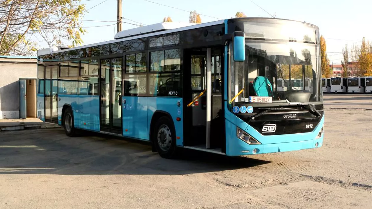 Primele 100 de autobuze noi, dotate cu aer condiționat și prize USB, ajung în București până la finalul anului (VIDEO)