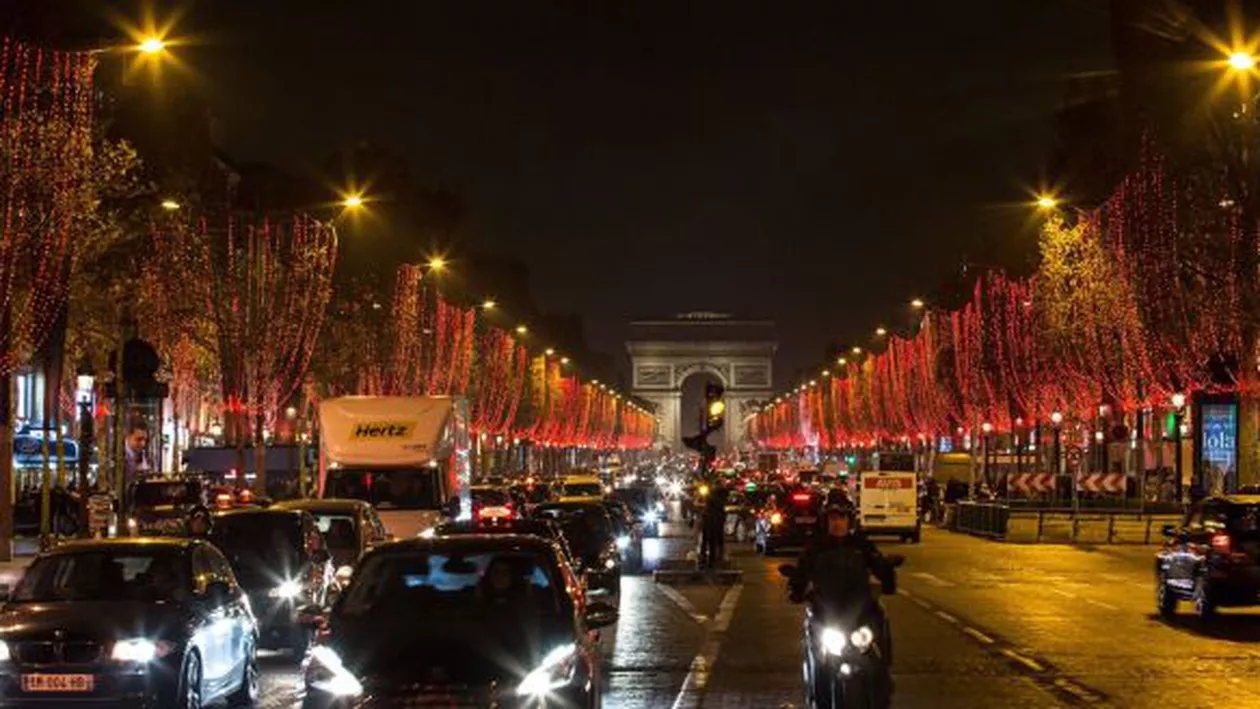 Luminile de Crăciun de pe Champ Elysees au fost aprinse. Cine a avut onoarea de a apăsa butonul... (FOTO)