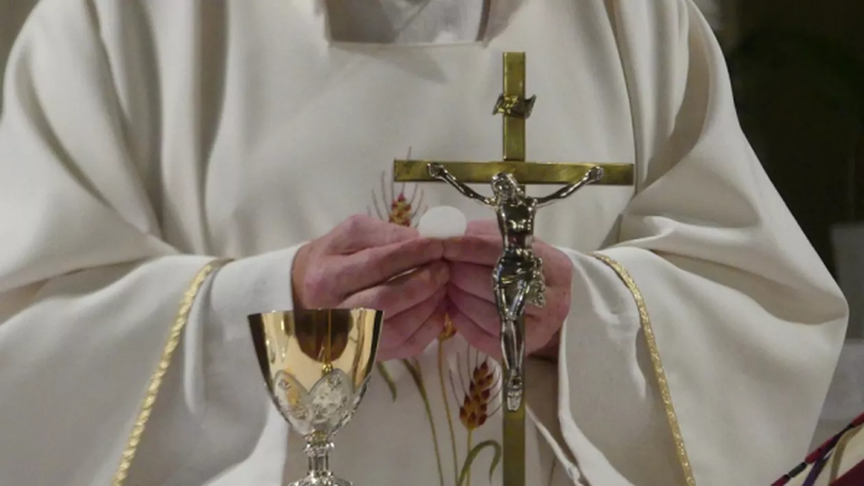 Ce se întâmplă în SUA e FĂRĂ PRECEDENT! Preoţii nu mai fac faţă numărului uriaş de cereri de... EXORCIZARE