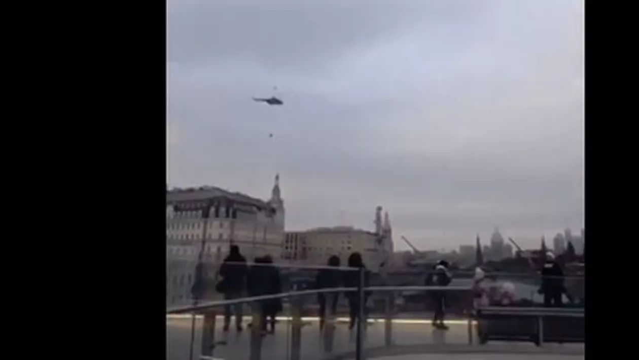 VIRALUL ZILEI! Aparție MISTERIOASĂ pe cerul Moscovei: Locuitorii au rămas încremeniți când au văzut CIUDĂȚENIA îndreptându-se spre Piața Roșie (VIDEO)