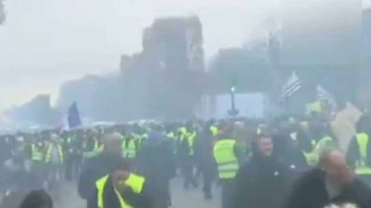 Violenţe în centrul Parisului: Bătăi între cei care se opun scumpirii carburanţilor şi forţele de ordine (VIDEO)