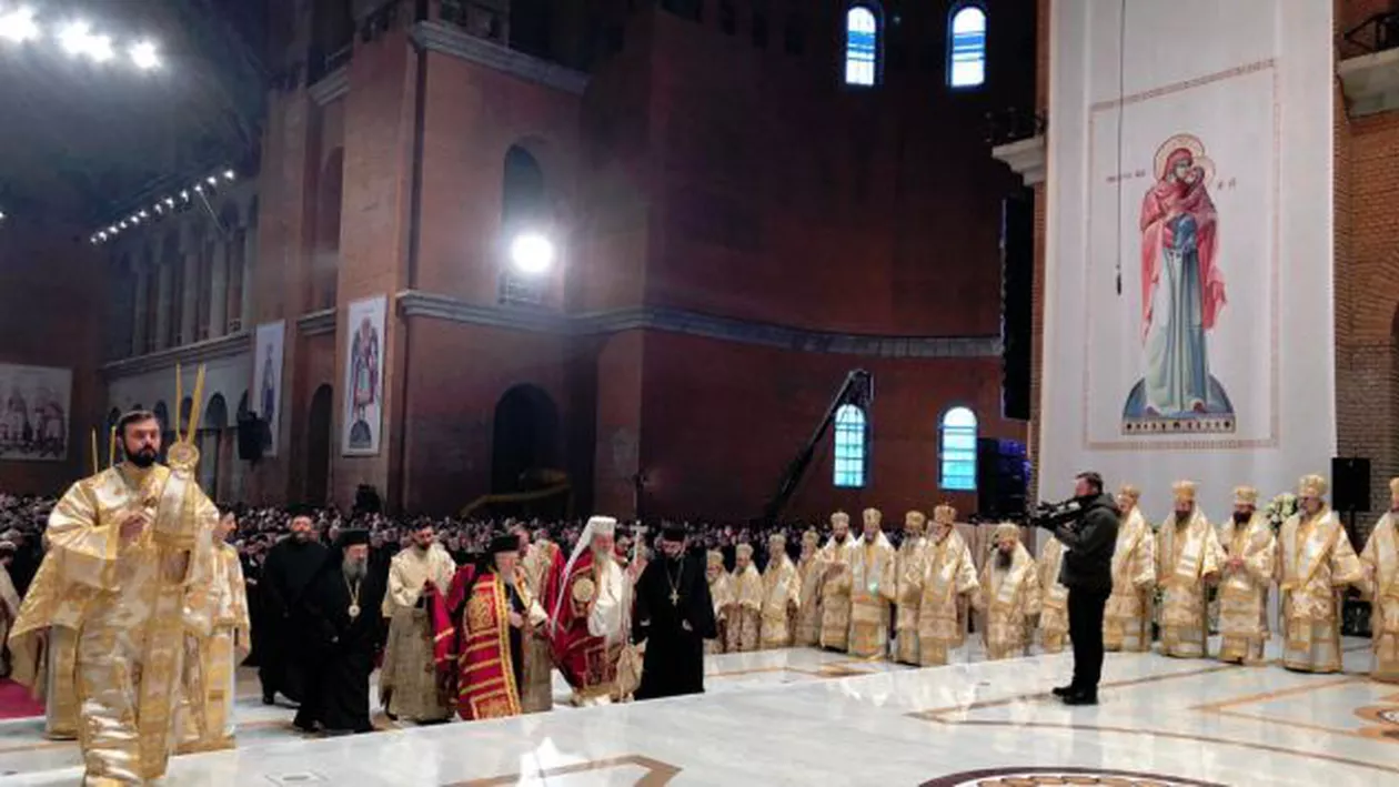 Mii de persoane participă la sfinţirea Catedralei Mântuirii Neamului (FOTO, VIDEO)