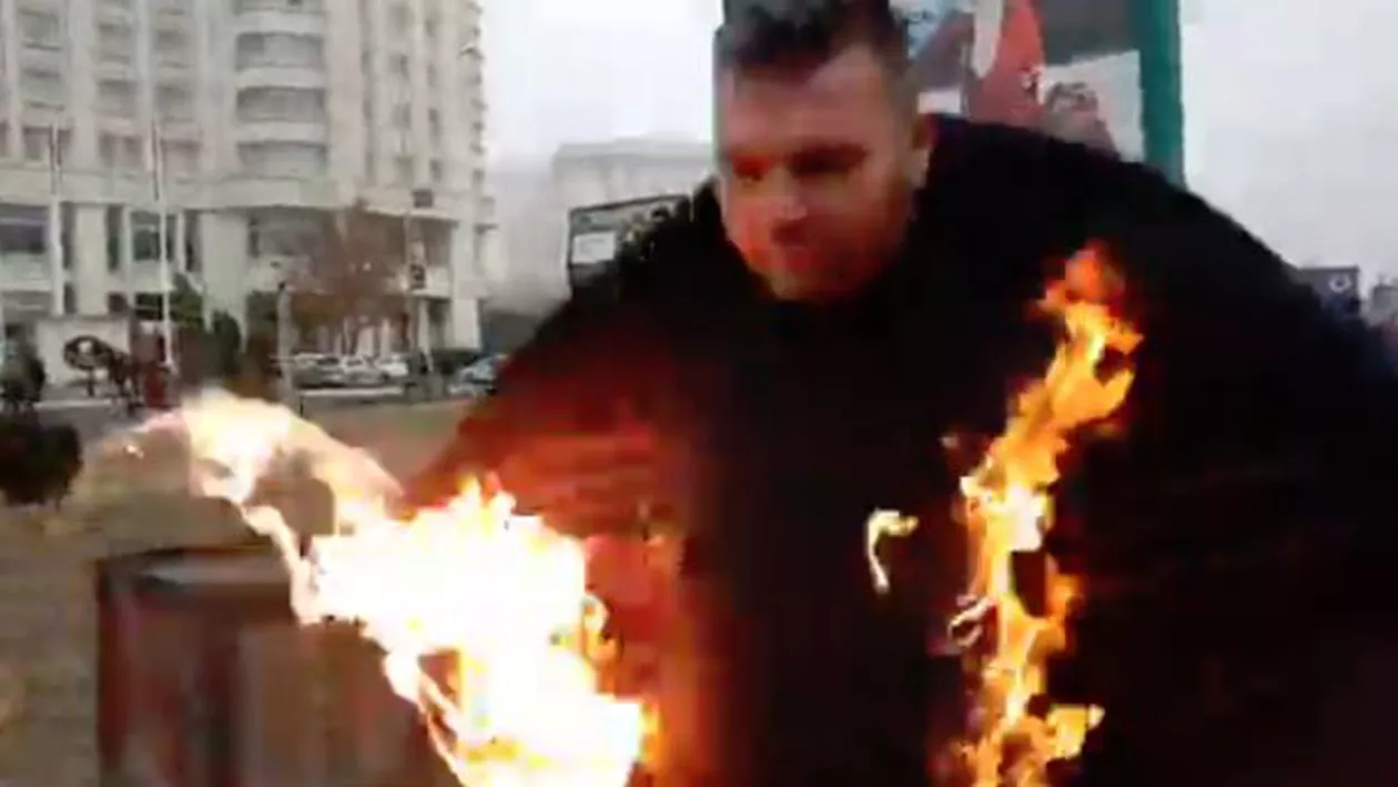 Moment şocant la sfinţirea Catedralei Mânturii Neamului: Un preot şi-a dat foc în semn de protest (VIDEO)