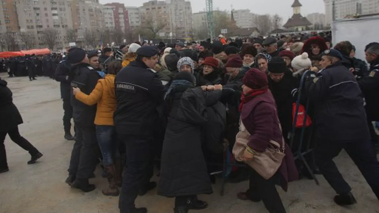 Îmbulzeală la Catedrala Mântuirii Neamului: Jandarmii fac cu greu faţă mulţimii care vrea să ajungă la moaşte (FOTO, VIDEO)