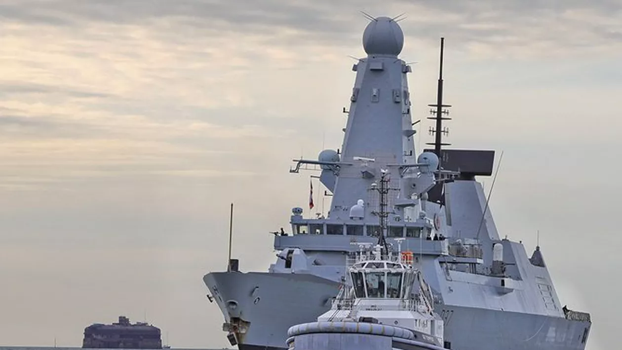 PERICOL DEASUPRA MĂRII NEGRE! Avioane rusești, manevre periculoase deasupra distrugătorului britanic HMS Duncan (VIDEO)