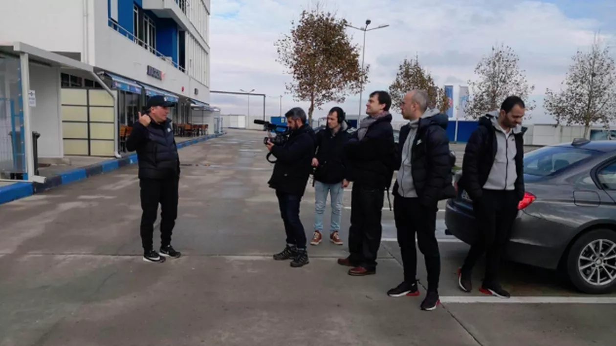 Vizită SURPRIZĂ la Academia lui Gică Hagi. 'Regele' s-a trezit la uşă cu reporterii unuia dintre marile cluburi la care a evoluat (FOTO, VIDEO)