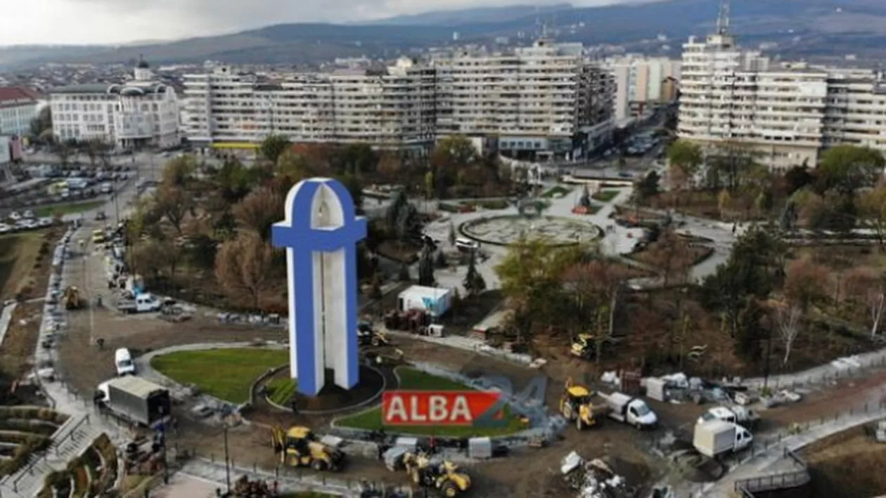 România falocratică: Monumentul Unirii de la Albă Iulia, comparat cu un penis de către internauţi (FOTO)