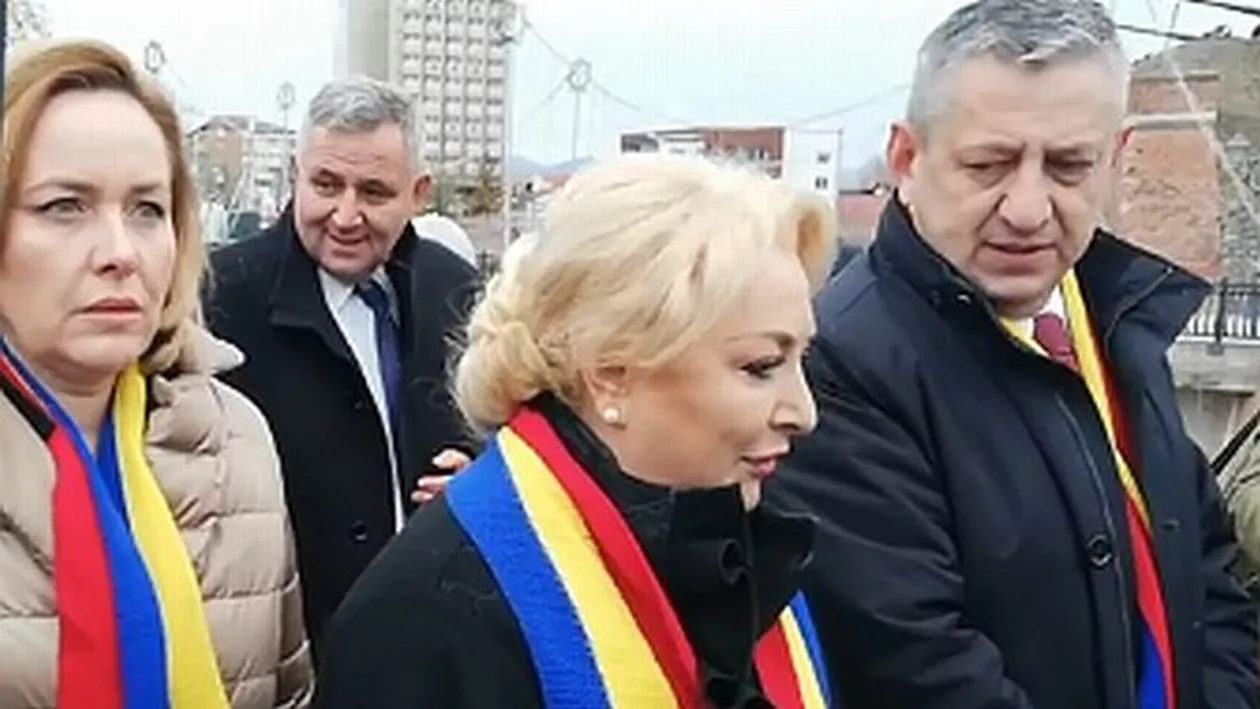 Să vă fie ruşine, nulităţilor! Dăncilă și miniștrii, întâmpinați la Alba Iulia cu huiduieli și cereri de demisie (VIDEO)