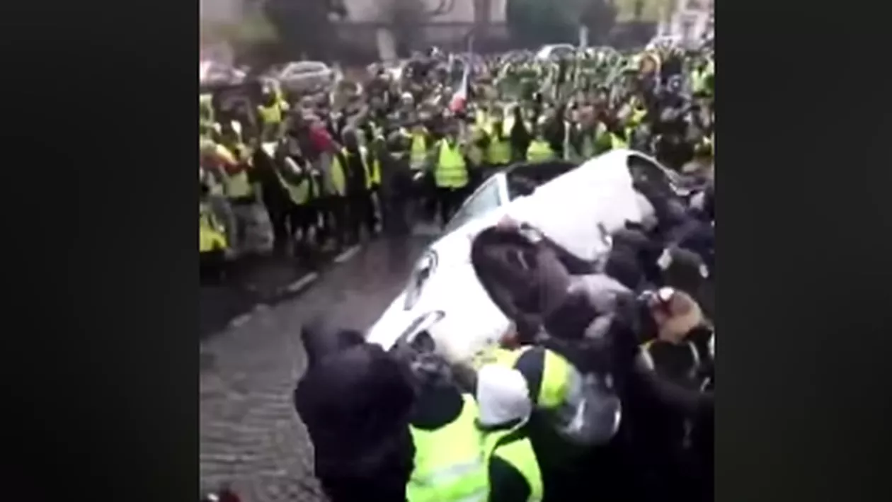 SCENE de război la Paris: Momentul în care ‘vestele galbene’ distrug un PORSCHE! Viralul zilei (VIDEO)