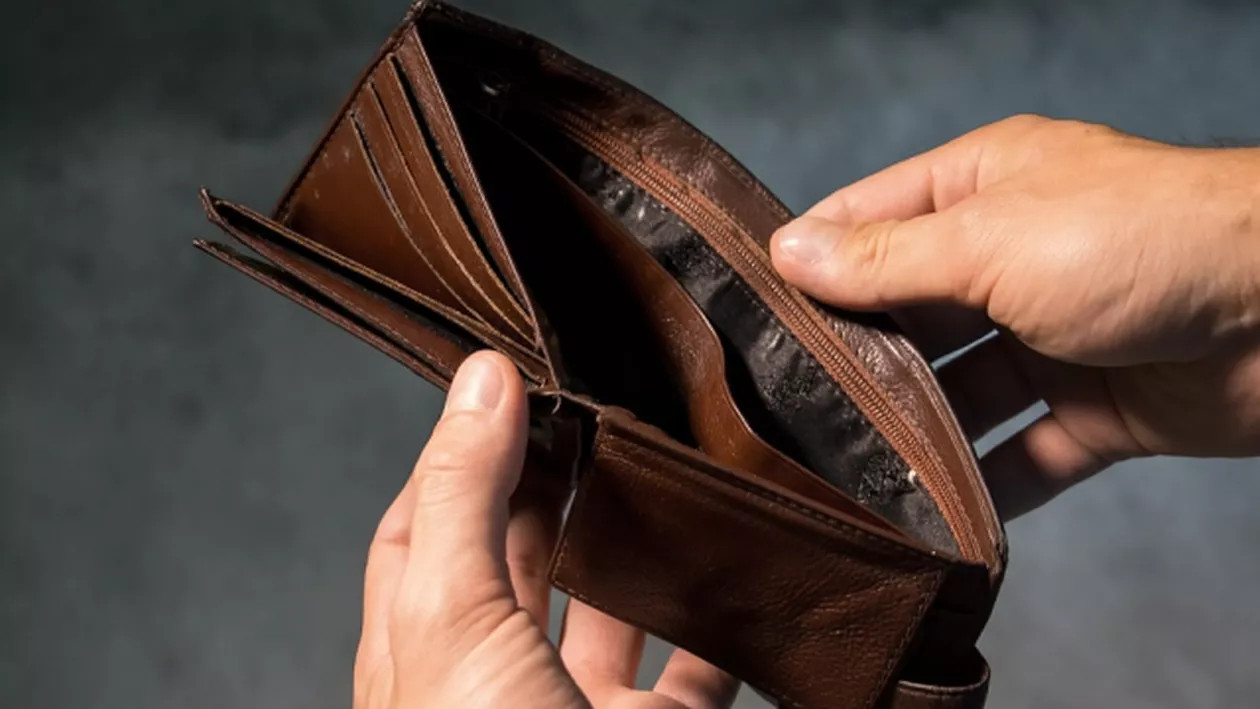 Guvernul promite mai mulţi bani, dar buzunarele românilor se golesc: Ţara noastră se află în fruntea scumpirilor din UE. Care sunt cele mai mari creşteri de preţuri