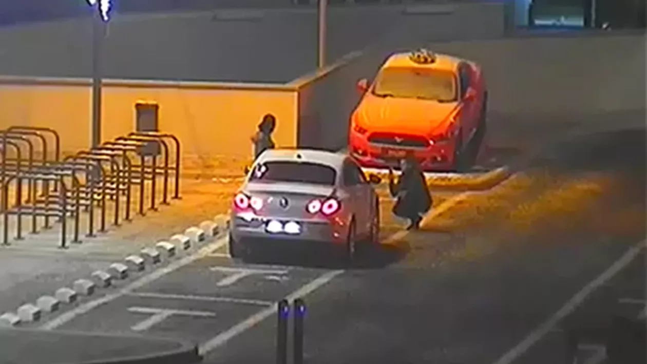 O tânără a fost AMENDATĂ fiindcă a făcut poze cu decoraţiunile de Crăciun din Vâlcea (VIDEO)