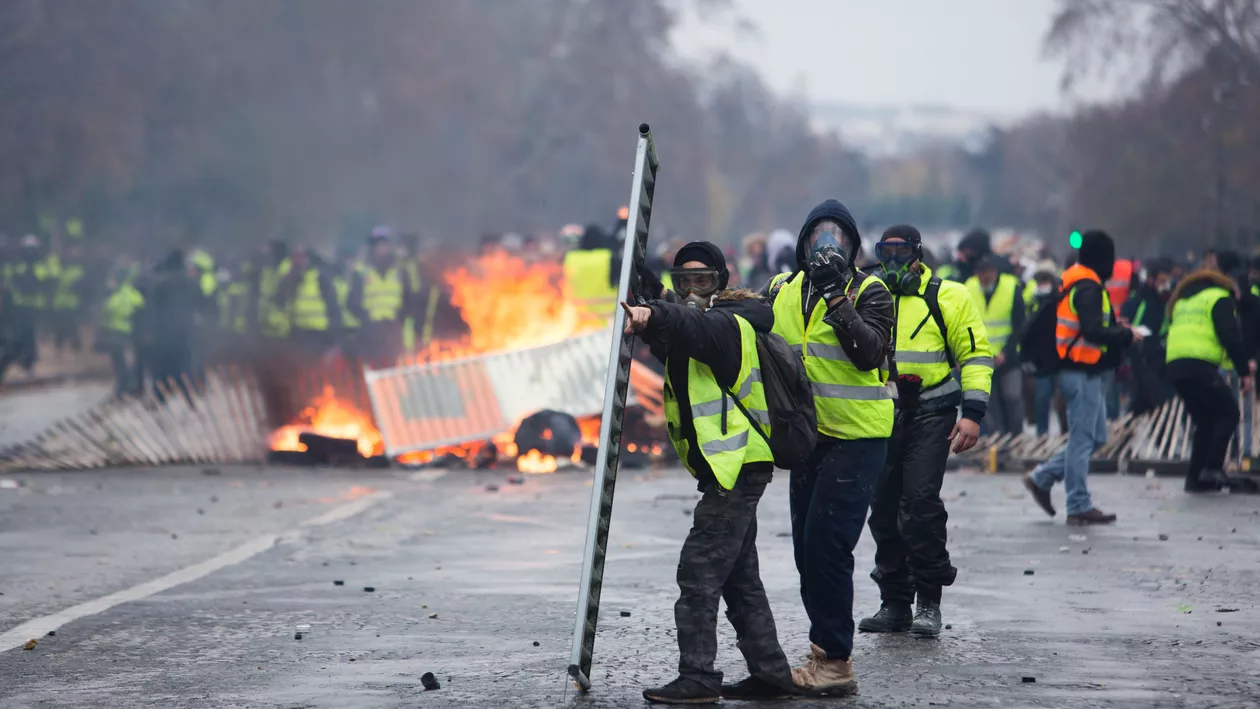 Protestele din Franţa iau amploare. Guvernul raţionalizează carburanţii