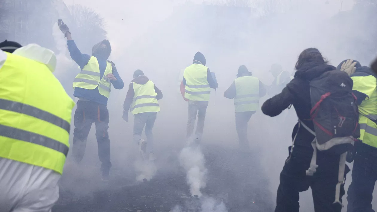 Guvernul francez a cedat: Creșterea taxelor la carburanți, suspendată după săptămâni de proteste violente (VIDEO)
