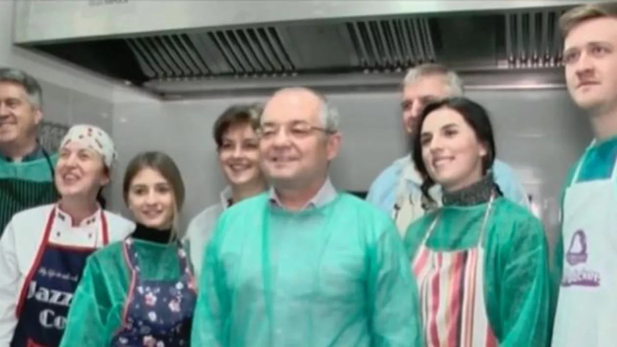 Primarul Emil Boc a gătit pentru familiile nevoiașe din Cluj-Napoca (VIDEO)