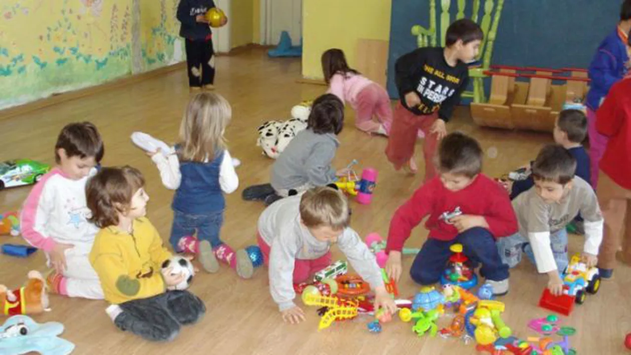 DE NECREZUT! O fetiţă de 4 ani, dată afară de la serbarea de la grădiniţă pentru că părinţii nu au putut să-i cumpere costum popular