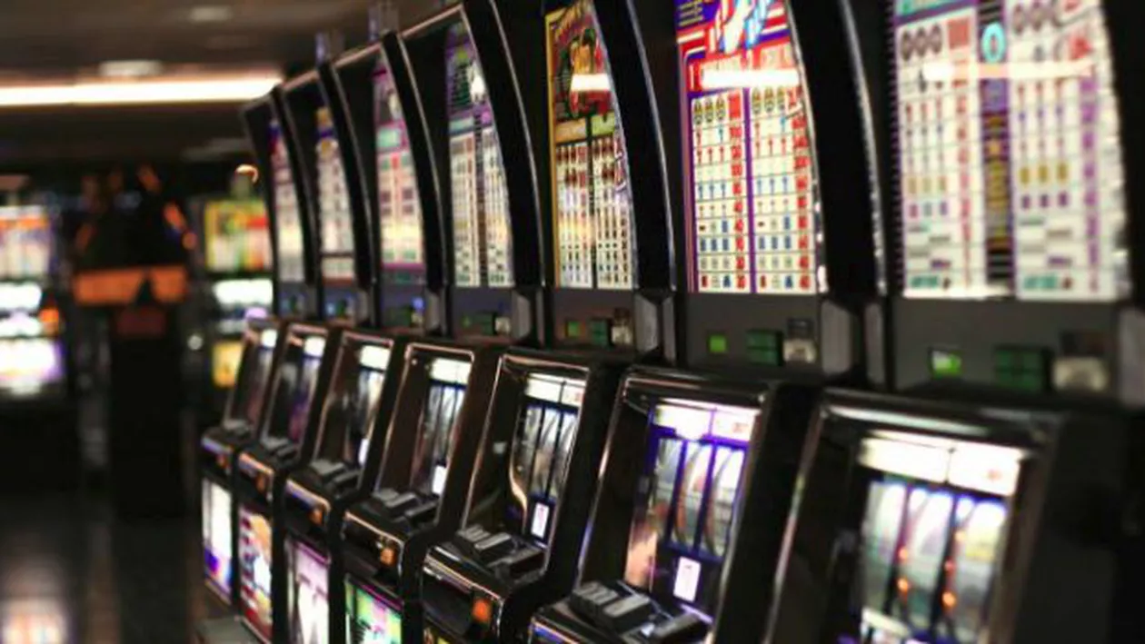 Caz INCREDIBIL în Satu Mare! Un bărbat plecat supărat că a pierdut tot salariul la păcănele, dar s-a întors cu toporul. Ce a urmat întrece orice imaginație...