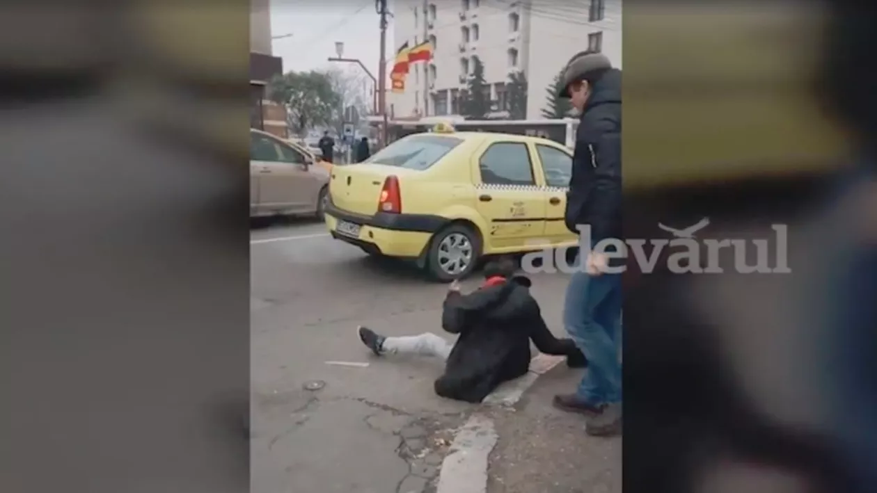 CULMEA GHINIONULUI la FURAT! Un buzoian MĂTURĂ pe JOS cu o hoaţă pe care a prins-o cu mâna în buzunar (VIDEO)