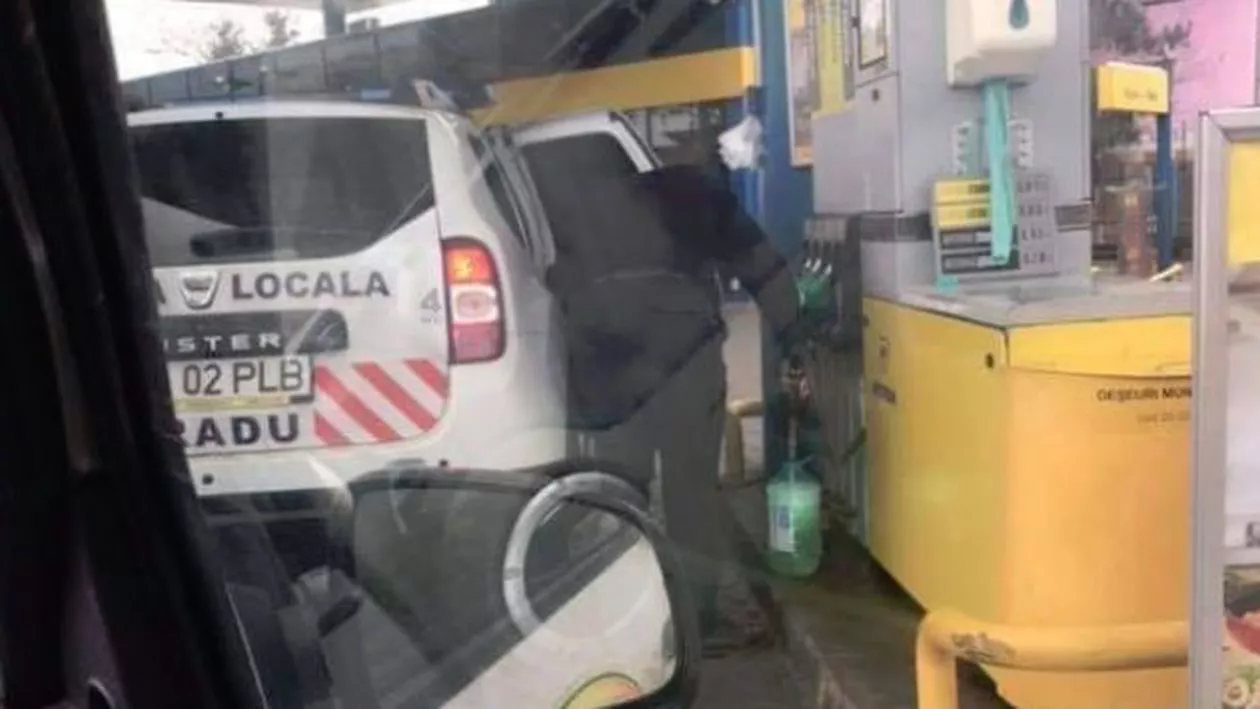 Poliția Locală a făcut PLINUL cu benzină la bidon, în portbagaj: 'Credeați că numai cei de la Ambulanța Caracal luau combustibil în bidoane pentru a-și 'hrăni' mașinile personale?' (FOTO)
