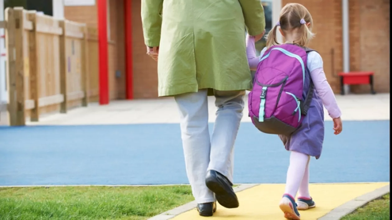 ȘOCANT! Un tată și-a obligat fiica să meargă 8 km pe jos la școală, în frig. Motivul este DE NECREZUT (VIDEO)