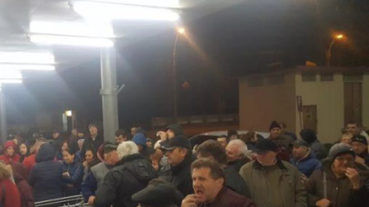 Oamenii s-au CĂLCAT ÎN PICIOARE la deschiderea unui supermarket din Baia Mare, pentru a prinde PROMOŢIILE la carnea de porc (FOTO, VIDEO)