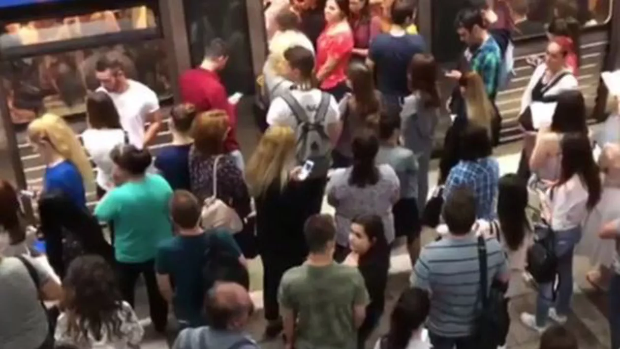 HAOS la metrou: Mii de călători, blocați pe peroane, din cauza unei defecțiuni tehnice (VIDEO)
