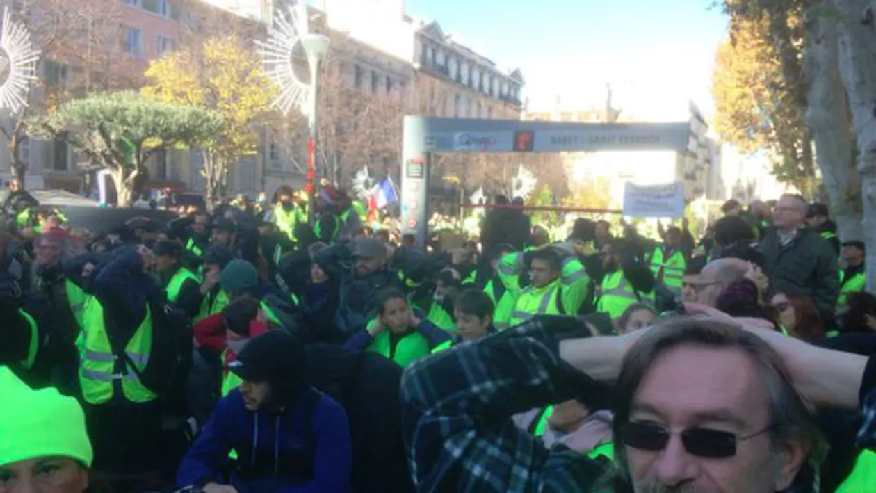 Imagini IMPRESIONANTE la protestul de la Paris: Manifestanții, ÎN GENUNCHI în fața forțelor de ordine (FOTO) 