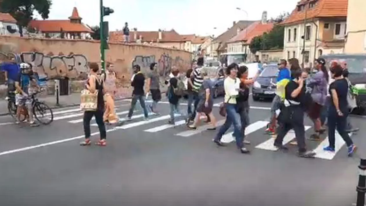 Schimbare teribilă în codul rutier: Pietonii nu mai pot folosi telefonul mobil! Amenzile sunt uriaşe!