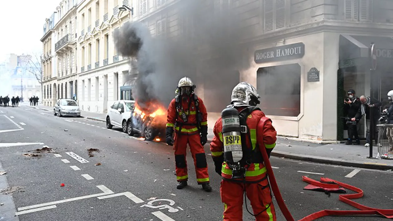 Fotografia din timpul demonstraţiilor din Paris care a SCANDALIZAT întregul internet