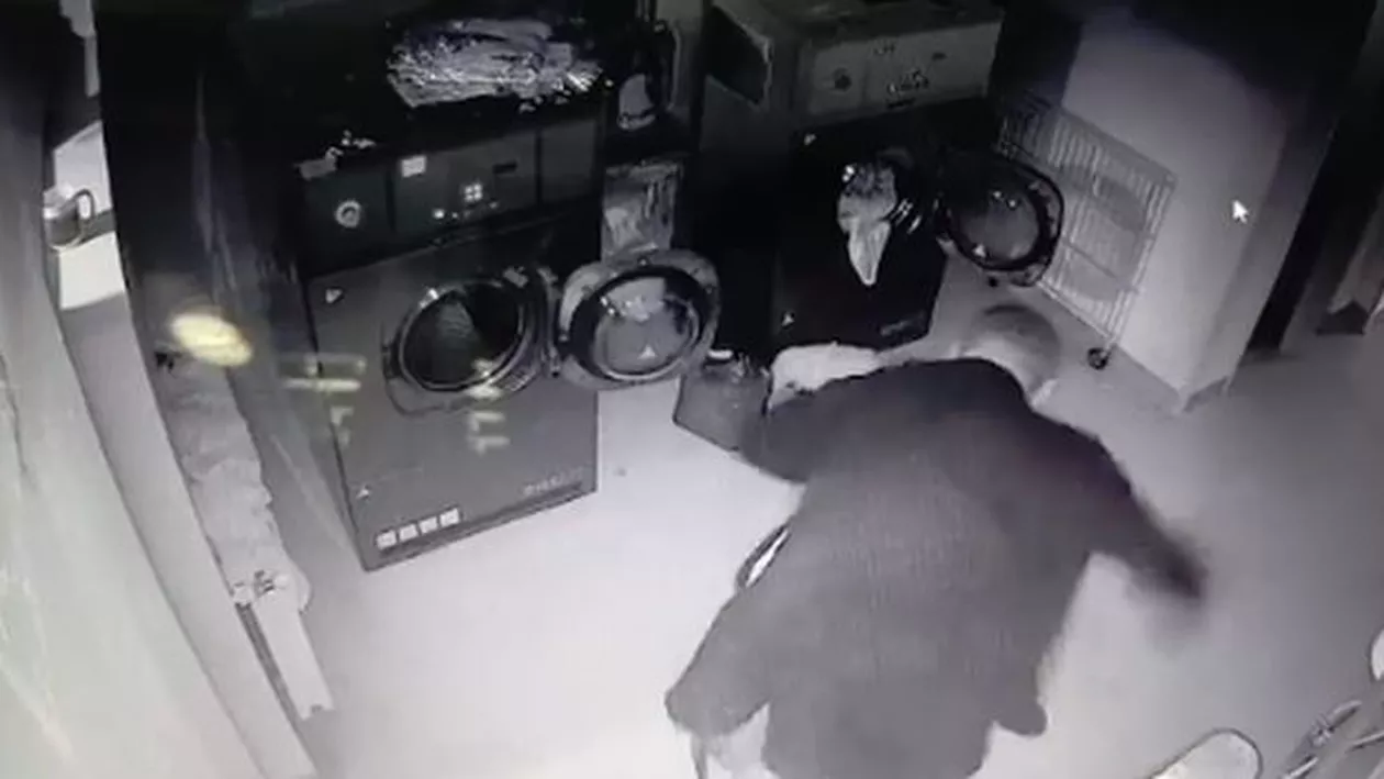 REVOLTĂTOR: Un bărbat a bătut crunt o tânără într-o spălătorie. Individul s-a lăudat, apoi, cu fapta sa pe Facebook (VIDEO)