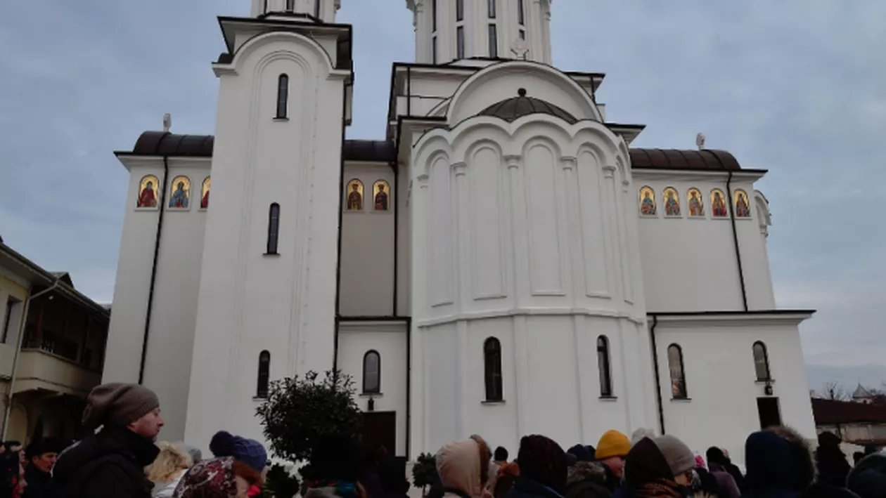 ÎMBULZEALĂ la sfinţirea unei biserici: Peste 500 de credincioşi au RUPT GARDURILE jandarmilor ca să intre în lăcaşul de cult (FOTO, VIDEO)