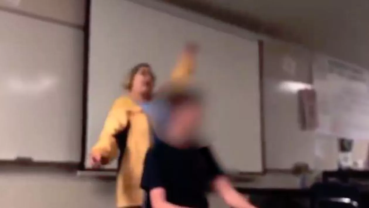 Scene ULUITOARE într-o școală: Profesoară, arestată după ce a tăiat părul elevilor, în timp ce urla imnul Americii (VIDEO)