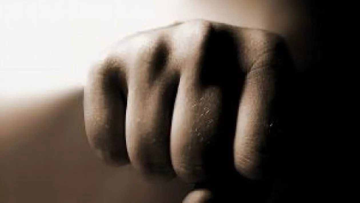 PROTEST spontan la o şcoală din Bucureşti, după ce copilul de nouă ani care şi-a ÎNJUNGHIAT bunica vara trecută a fost ÎNSCRIS la cursurile acesteia