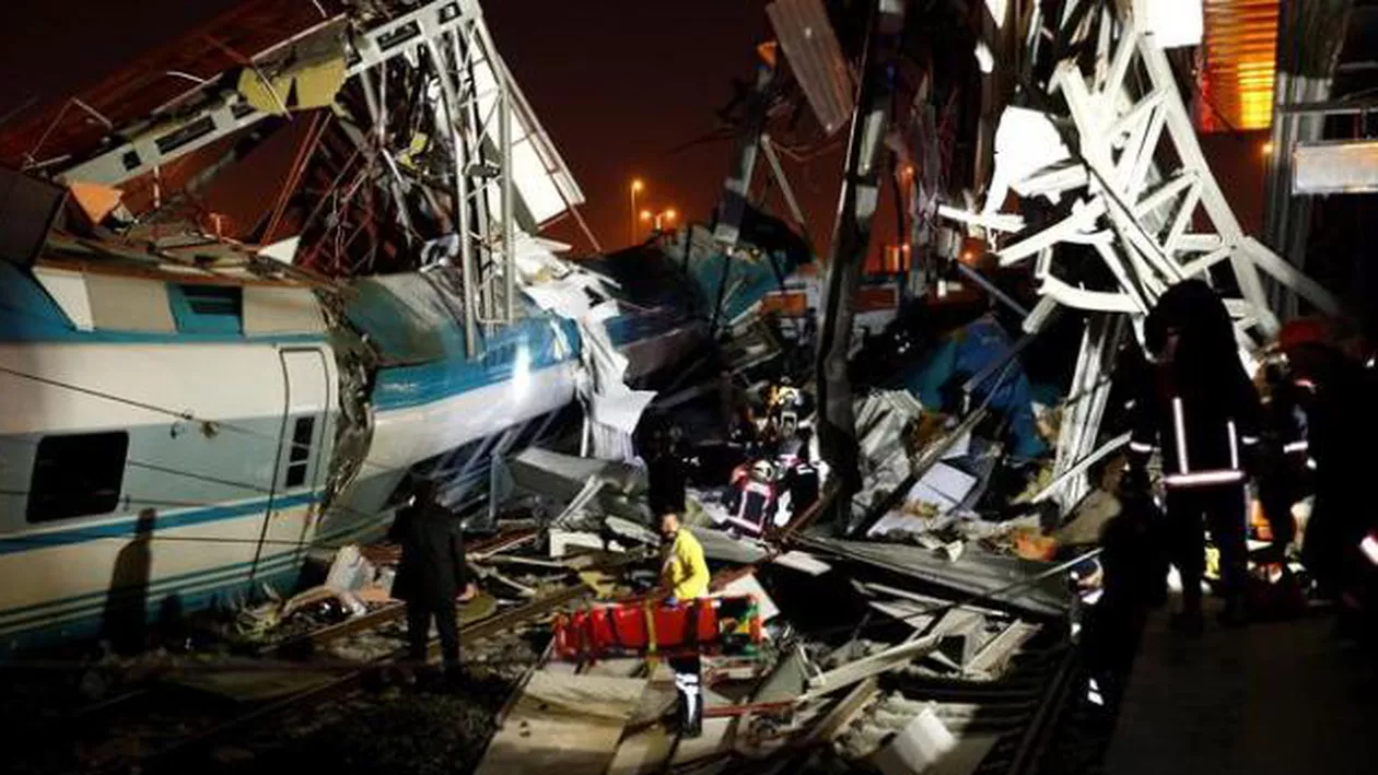 GRAV accident feroviar! Două trenuri s-au ciocnit. Autoritățile sunt ÎN ALERTĂ. Bilanțul VICTIMELOR (FOTO și VIDEO)