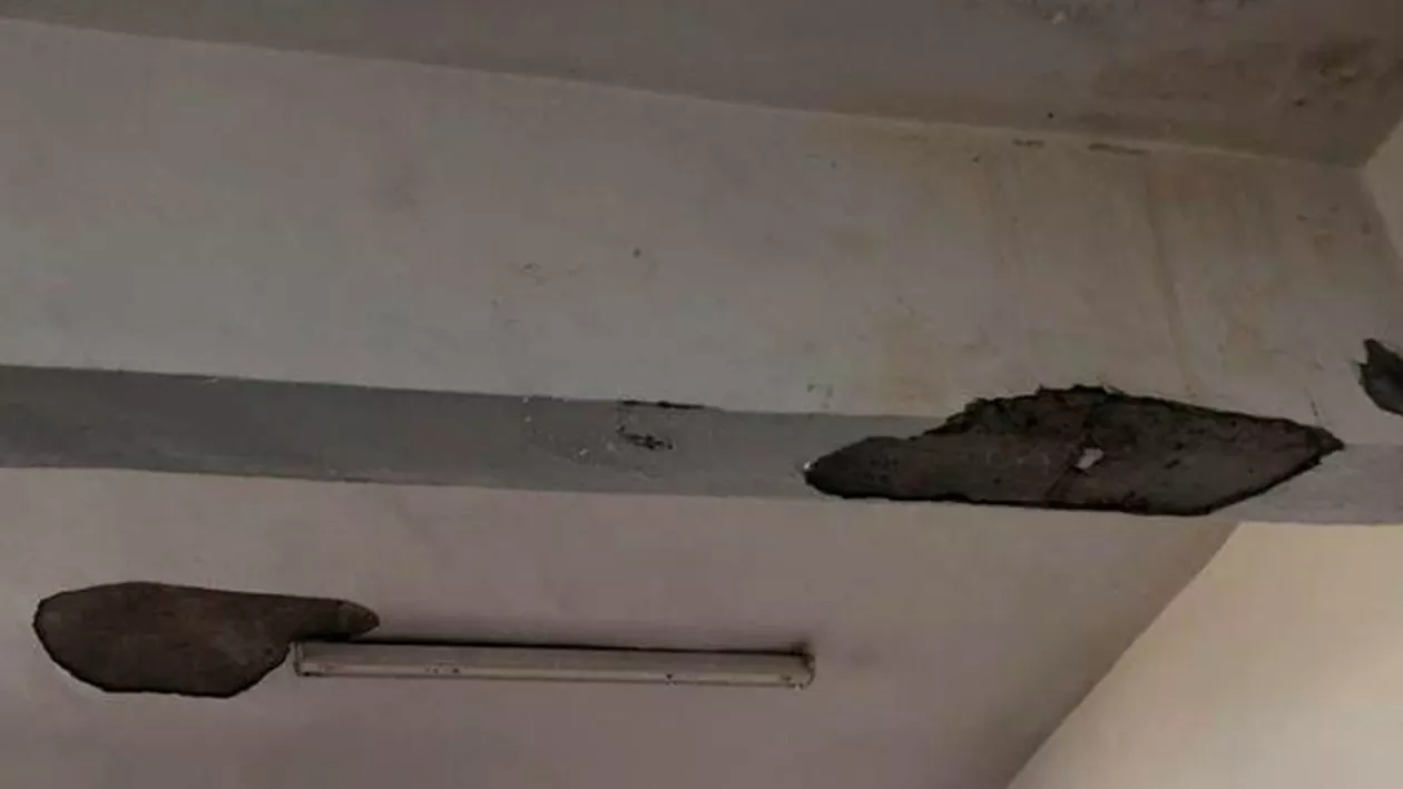 CLIPE DE GROAZĂ într-un liceu din Buzău! Tavanul unei săli de clasă s-a prăbușit peste elevi (FOTO)