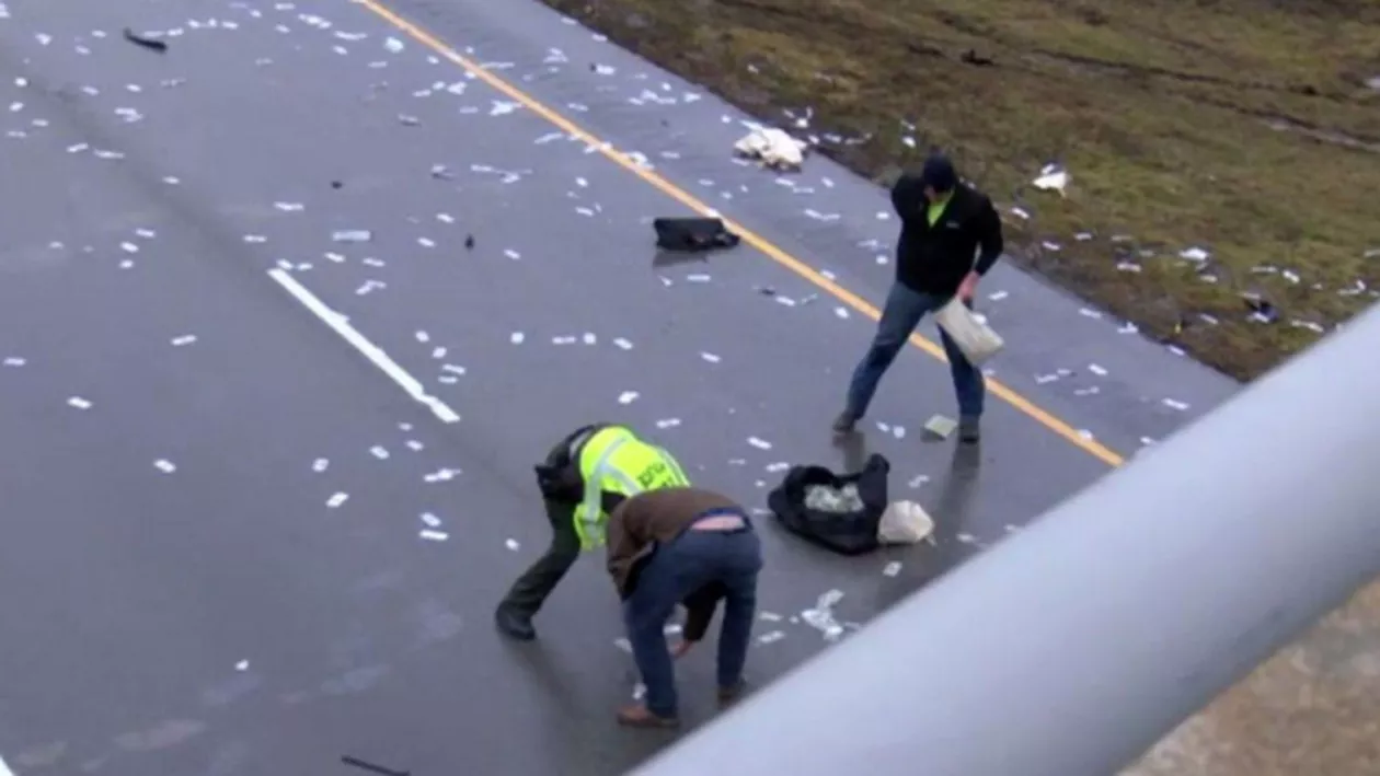 PLOAIE DE BANI pe o autostradă: Întervenţie ÎN FORŢĂ a poliţiei pentru a recupera BANCNOTELE! Incredibil despre ce sumă este vorba