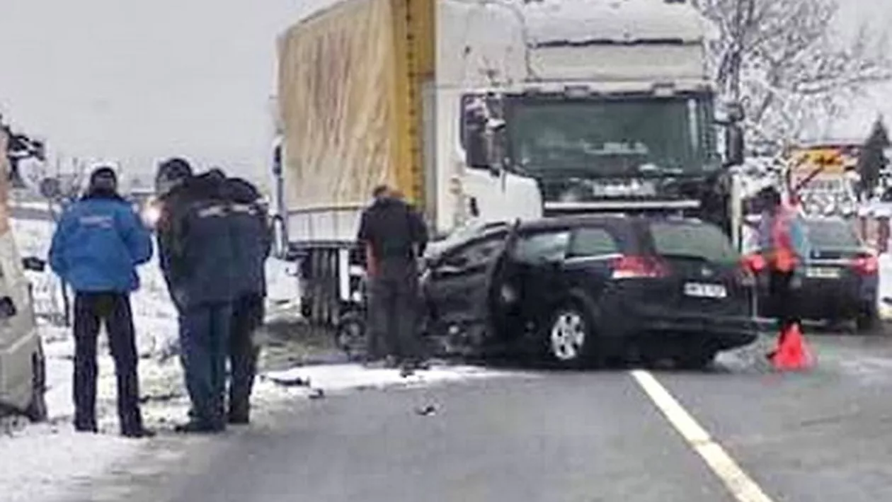 Accident TERIBIL în Maramureş: O maşină a intrat SUB UN TIR