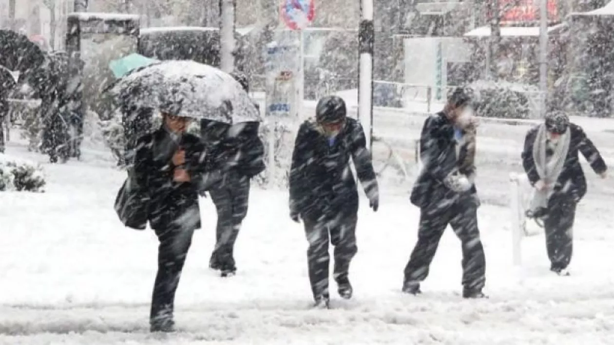 PRĂPĂDUL ALB. ANM anunță ninsori, viscol și polei PENTRU TOATĂ ȚARA! Vezi până când e valabilă alerta meteorologilor