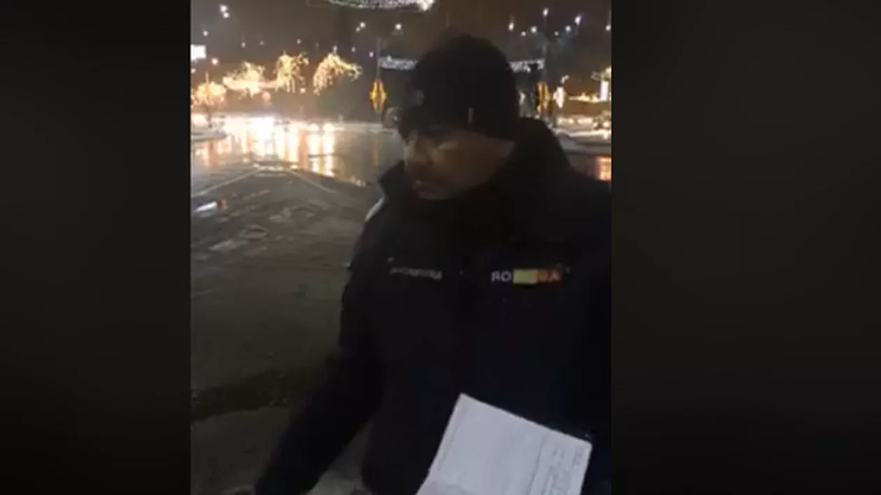 Tudor Chirilă din Piața Victoriei: Un jandarm care duhneşte a alcool legitimează cinci oameni care stau cu un banner pe un trotuar. Jandarmul duhnind a alcool e în exerciţiul funcţiunii